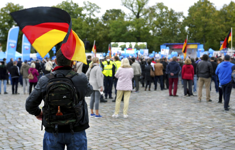 Στην τελική ευθεία για τις κάλπες η Γερμανία – Οριακή διαφορά δίνουν οι δημοσκοπήσεις (video)