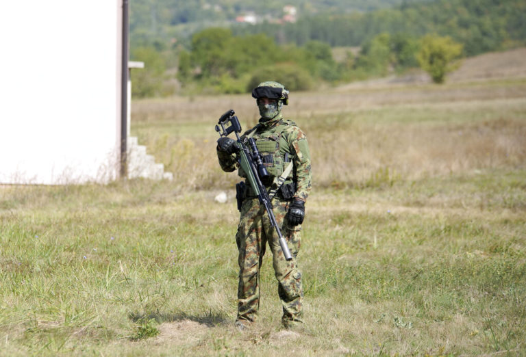 Πόλεμος νεύρων με αστυνομία, στρατό & πολεμική αεροπορία στα σύνορα Κοσόβου – Σερβίας