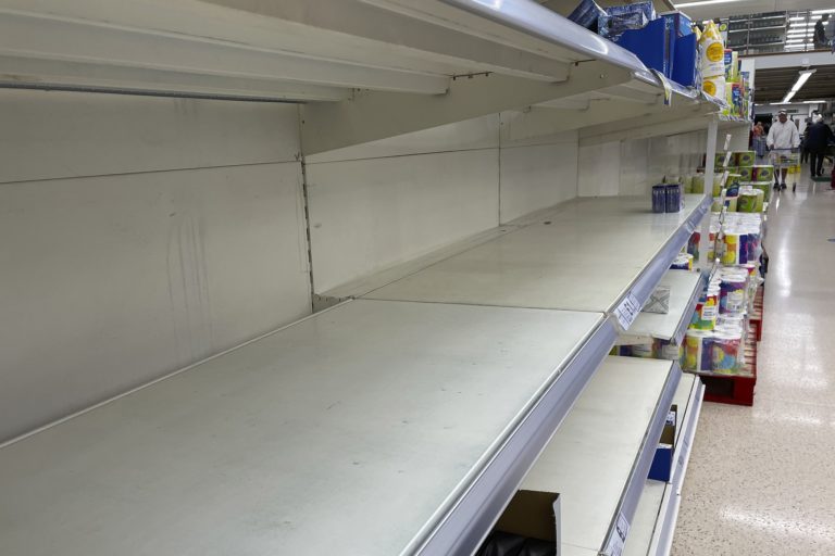 Με άδεια ράφια θα κάνουν Χριστούγεννα οι Βρετανοί