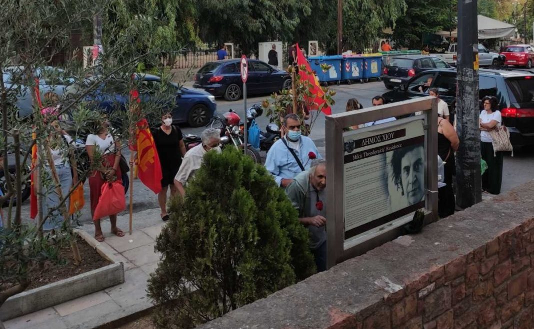 ΤΕ Χίου του ΚΚΕ: Λουλούδια στο σπίτι που γεννήθηκε ο Μίκης Θεοδωράκης ΤΕ Χίου του ΚΚΕ: Λουλούδια στο σπίτι που γεννήθηκε ο Μίκης Θεοδωράκης