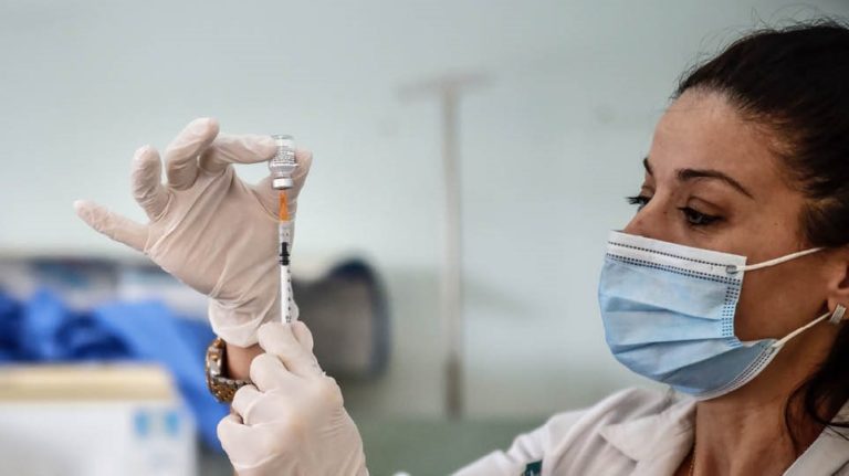 «Όχι» από το Ευρωπαϊκό Δικαστήριο στο αίτημα Ελλήνων υγειονομικών για τον υποχρεωτικό εμβολιασμό