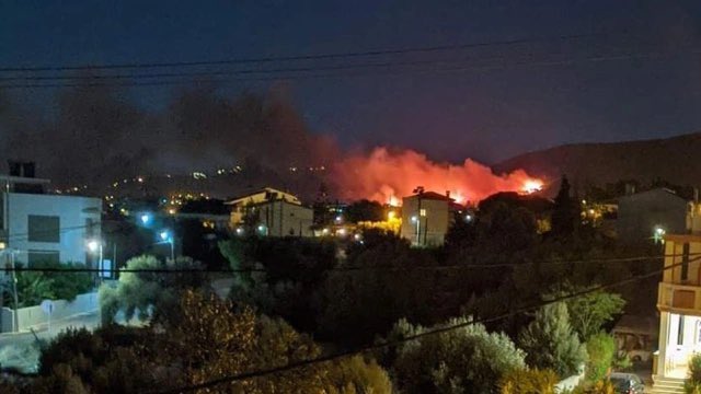 Νέα Μάκρη – Πυρκαγιές: Οριοθετημένα τα πύρινα μέτωπα – Δύσκολη νύχτα – Ζημιές σε σπίτια