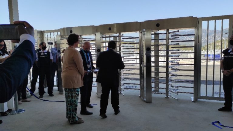 Εγκαινιάστηκε η πρώτη κλειστή ελεγχόμενη δομή στην Σάμο από τον Υπουργό Μετανάστευσης