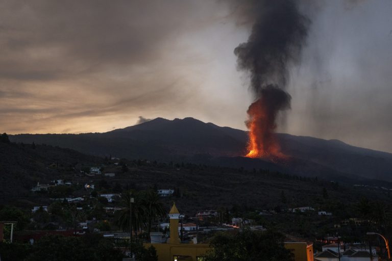 Ισπανία: Μόλις 800 μέτρα πριν τη θάλασσα έφτασε η λάβα του ηφαιστείου στην Λα Πάλμα – Τουλάχιστον 700 σπίτια καταστράφηκαν