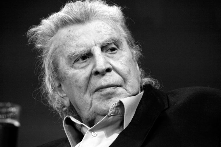Μίκης Θεοδωράκης: Το αντίο της Ε.Ε. σε όλες τις γλώσσες