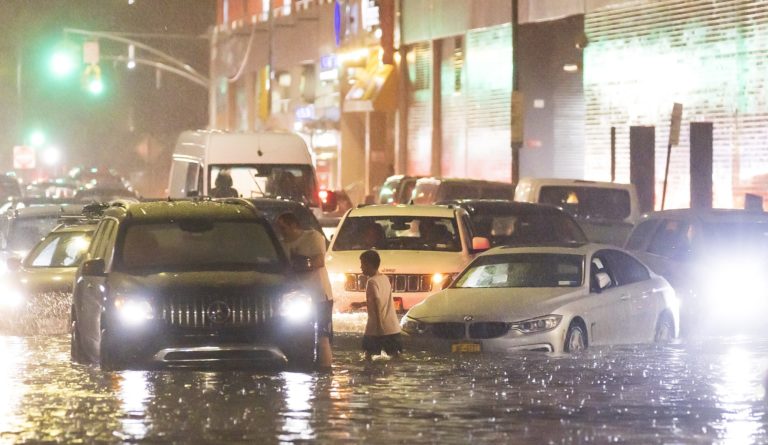 ΗΠΑ: Τουλάχιστον 13 νεκροί σε Ν. Υόρκη και Νιού Τζέρσεϊ από τις καταρρακτώδεις βροχές