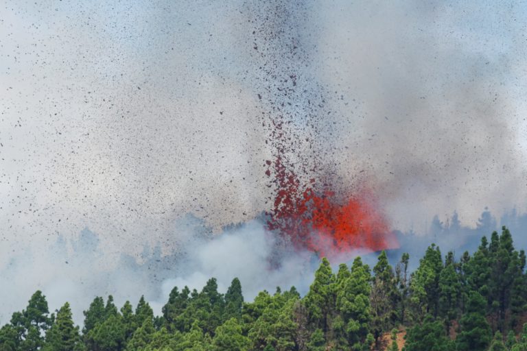 Κανάρια: Ξύπνησε ηφαίστειο μετά από μισό αιώνα – Ποτάμια λάβας και υποχρεωτική εκκένωση δέκα περιοχών