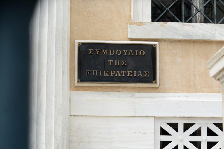 ΣτΕ: Αντισυνταγματικό το ελάχιστο ανάστημα 1,65 μ. ως προϋπόθεση για την είσοδο των γυναικών στις στρατιωτικές σχολές