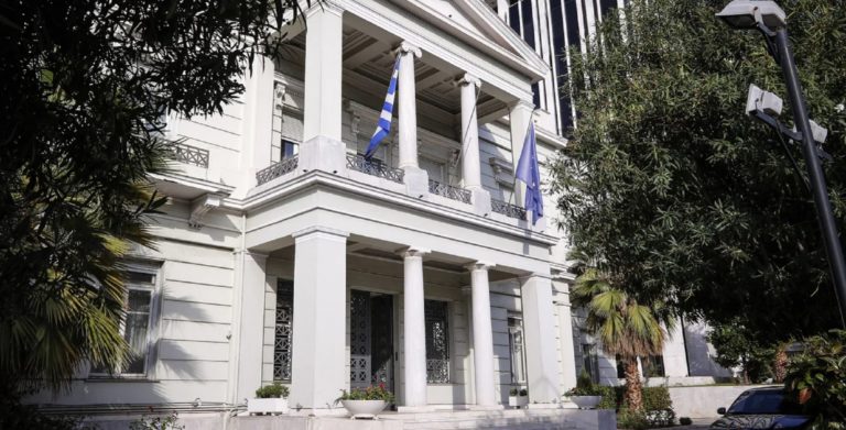 ΥΠΕΞ: Στην Ελλάδα επτά γυναίκες βουλευτές από το Αφγανιστάν με τις οικογένειές τους