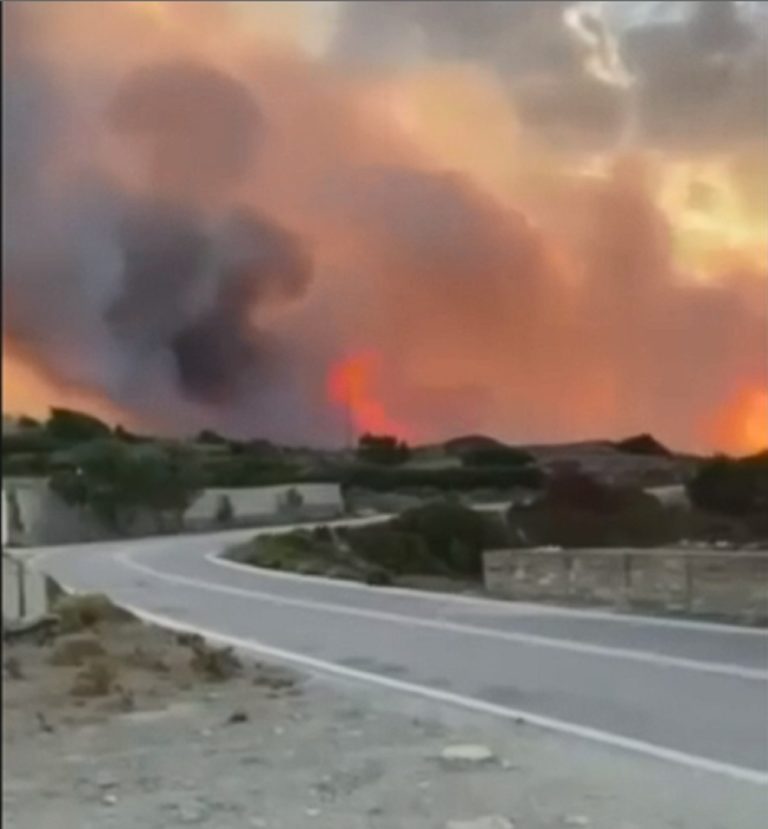 Μαίνεται η φωτιά στο Σταυρί της Καρπάθου – Σε ύφεση το δεύτερο μέτωπο