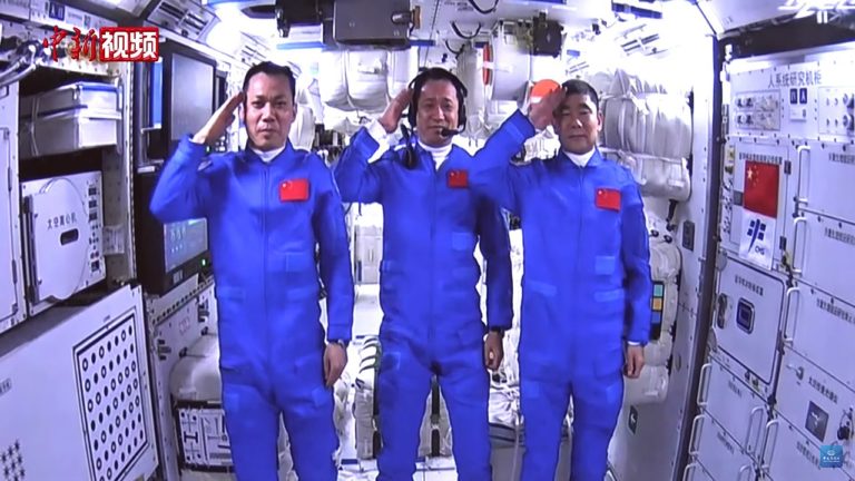 Eπέστρεψαν στη Γη έπειτα από μια αποστολή 90 ημερών οι πρώτοι αστροναύτες του κινεζικού διαστημικού σταθμού 