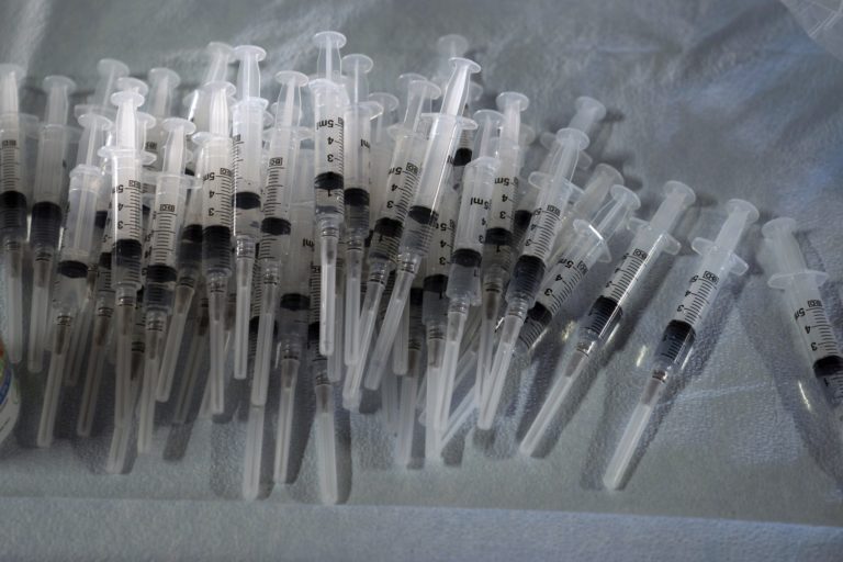 ΗΠΑ: Τουλάχιστον 15 εκατ. δόσεις εμβολίων κατά της Covid-19 έχουν πεταχθεί από τον Μάρτιο