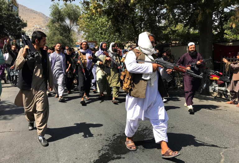 Εκκλήσεις οργανισμών για ανθρωπιστική βοήθεια στο Αφγανιστάν — Πυροβολούν στον αέρα οι Ταλιμπάν σε συγκέντρωση διαμαρτυρίας (video)
