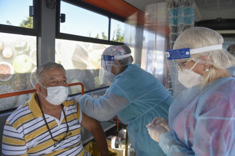 Τι πρέπει να γνωρίζετε σχετικά με τη δεύτερη δόση του εμβολίου για τον SARS-CoV-2