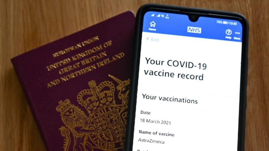 Σκοτία: Πρώτη χώρα στο Ηνωμένο Βασίλειο που θα εφαρμόσει το πιστοποιητικό εμβολιασμού σε κλαμπ και μαζικές εκδηλώσεις.