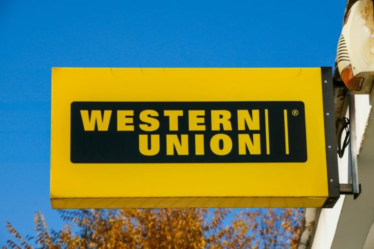 Η Western Union αναστέλλει τις εσωτερικές μεταφορές χρημάτων στη Ρωσία