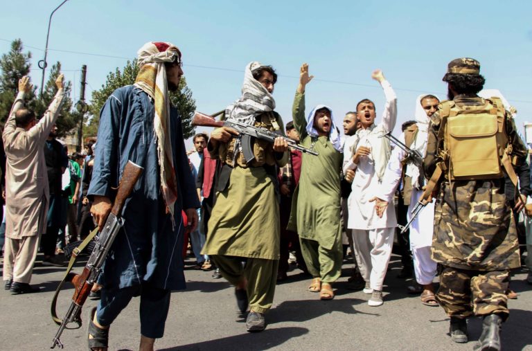 Προβληματισμός στη Δύση – Διαδηλώσεις γυναικών κατά των Ταλιμπάν (video)