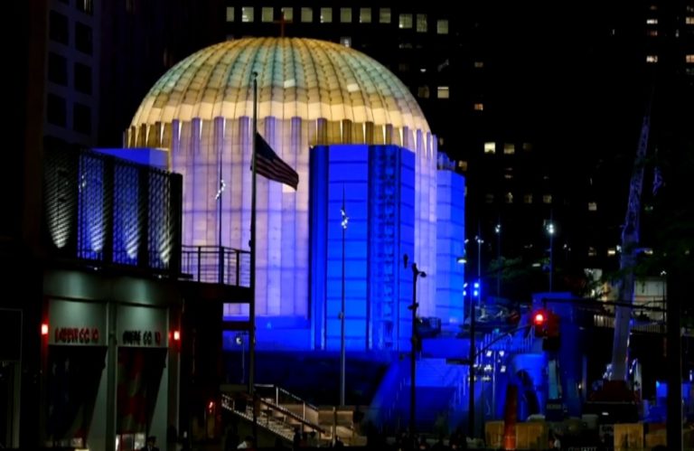 Φωτίστηκε με μπλε χρώματα ο ναός του Αγ. Νικολάου στη Νέα Υόρκη (video)