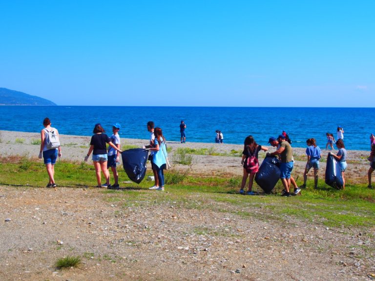 Δράσεις εθελοντικού καθαρισμού στα παράλια του δήμου Αγιάς