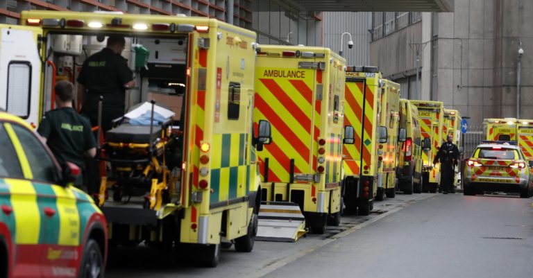 Βρετανία: Πέθανε ενώ περίμενε 40 ώρες για ασθενοφόρο