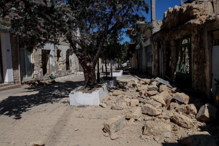 Κ. Σπυράκος, καθηγητής αντισεισμικών κατασκευών: Τα κτίρια είναι αυτά που σκοτώνουν – Όχι ο σεισμός (video)
