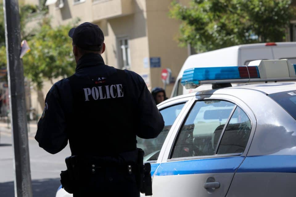 Επίθεση σε αστυνομικό στην Ηλιούπολη — Του πήραν τον ασύρματο & τον τραυμάτισαν