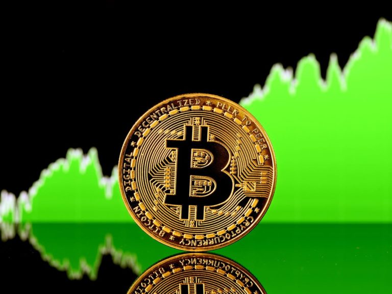 Αυτή είναι η πρώτη χώρα με επίσημο νόμισμα το Bitcoin- «Τυχοδιωκτική κίνηση» λέει στο Πρώτο ο καθηγητής Μ. Γκλεζάκος (audio)