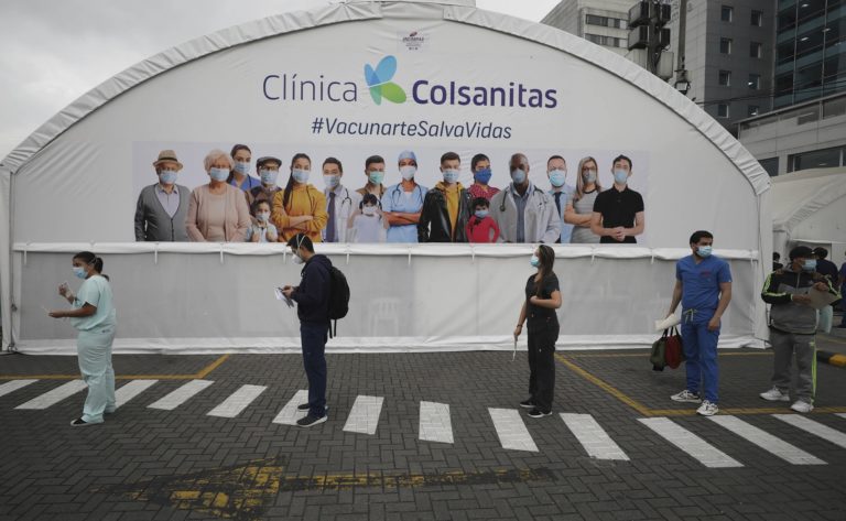Οι αρχές της Κολομβίας ενέκριναν τη χορήγηση τρίτης δόσης εμβολίου στους ενήλικες άνω των 70 ετών