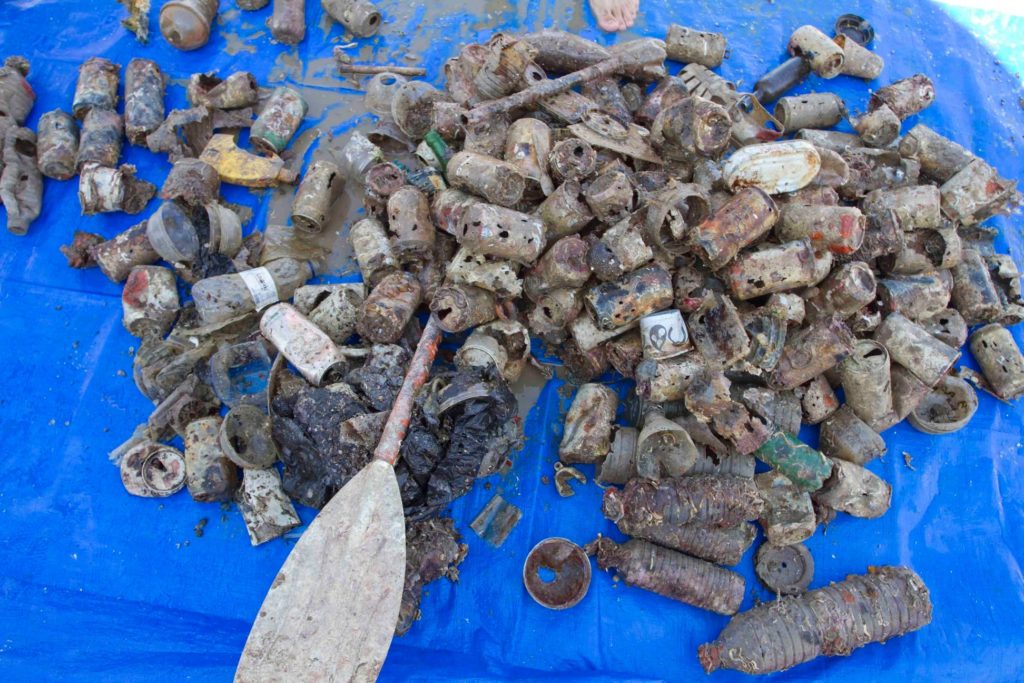 «Ψάρεψαν» μέχρι και drone – Eθελοντικός καθαρισμός στη λίμνη Βουλιαγμένης Λουτρακίου