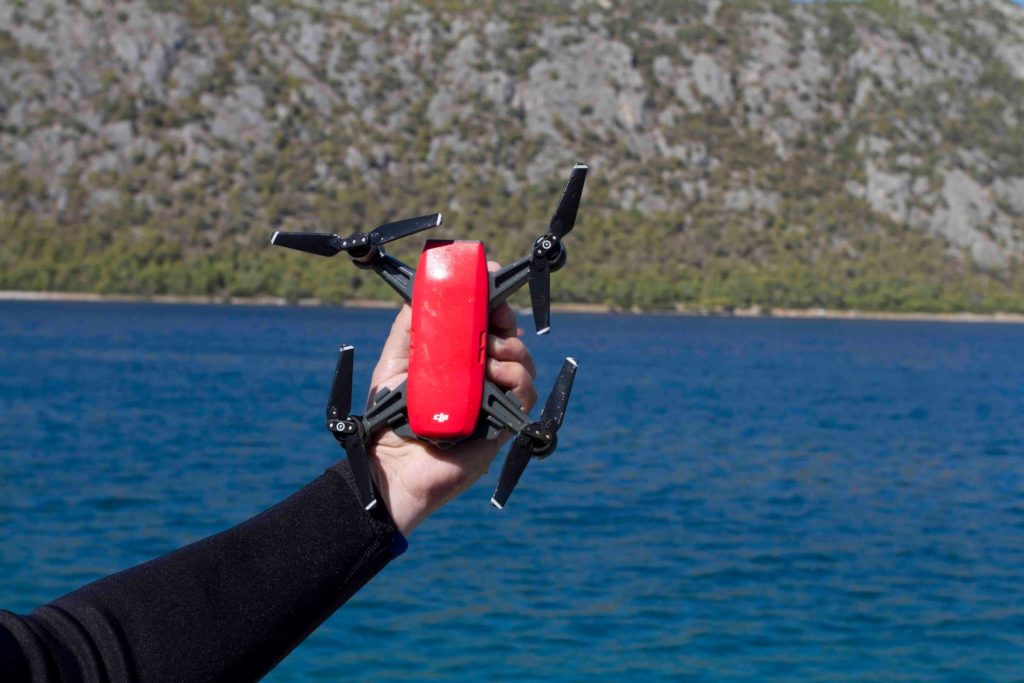 «Ψάρεψαν» μέχρι και drone – Eθελοντικός καθαρισμός στη λίμνη Βουλιαγμένης Λουτρακίου
