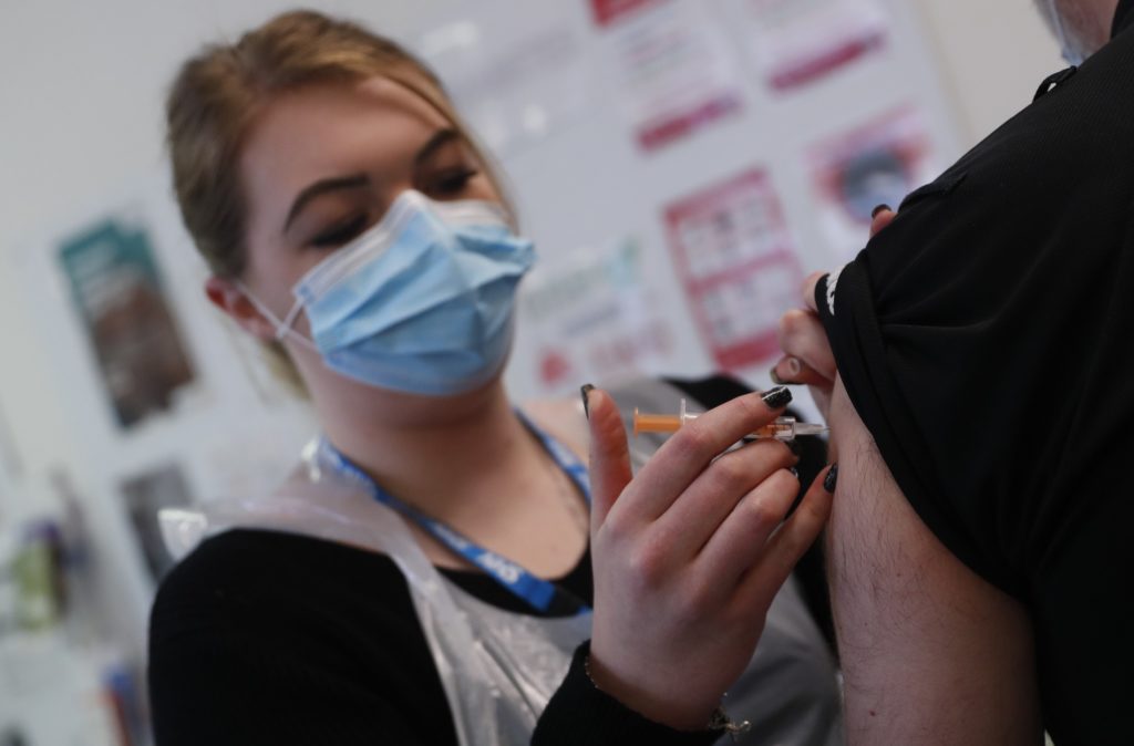 Ηνωμένο Βασίλειο: Ξεκινούν άμεσα οι εμβολιασμοί σε παιδιά 12-15 ετών – Αναμένονται αντιδράσεις