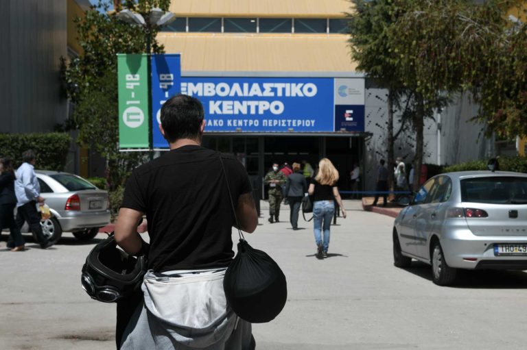 Περιστέρι: Αποπειράθηκε να δωροδοκήσει νοσηλεύτρια για πλαστό εμβολιασμό – Αναζητείται από την αστυνομία