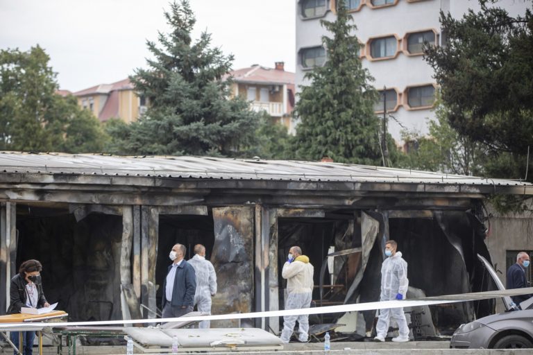 Βόρεια Μακεδονία: Δεκατέσσερις οι νεκροί από την πυρκαγιά σε λυόμενη μονάδα για ασθενείς με την COVID-19 στο Τέτοβο