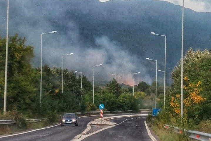 Σέρρες: Σε εξέλιξη φωτιά στην Καστανούσσα