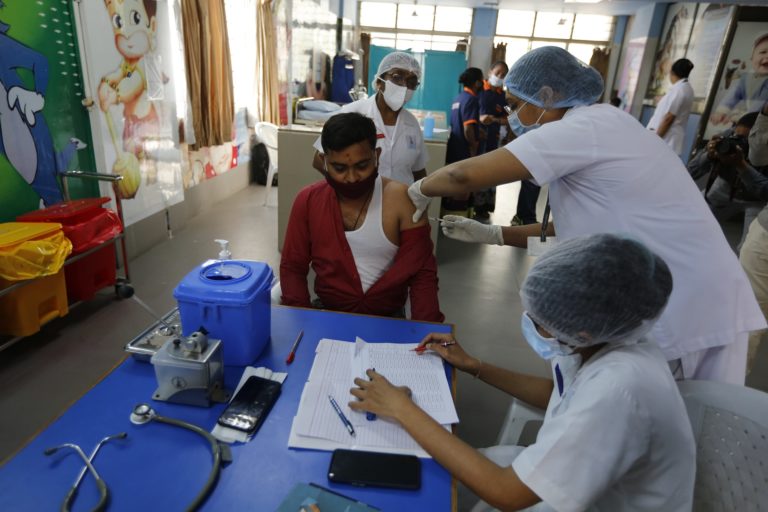 Εμβόλια για COVID-19: Η Διεθνής Αμνηστία κατηγορεί τις φαρμακευτικές πως έχουν εγκαταλείψει τις φτωχότερες χώρες