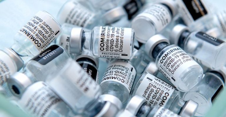 Pfizer: «Μονόδρομος» η τρίτη δόση για την αποτελεσματικότητα του εμβολίου