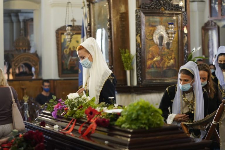 Τα Χανιά υποκλίνονται στον “Ουράνιο Μίκη”- Ουρές στη Μητρόπολη