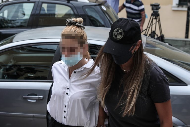 Προφυλακιστέοι το μοντέλο και ο σύντροφός της για τα 8 κιλά κοκαΐνης