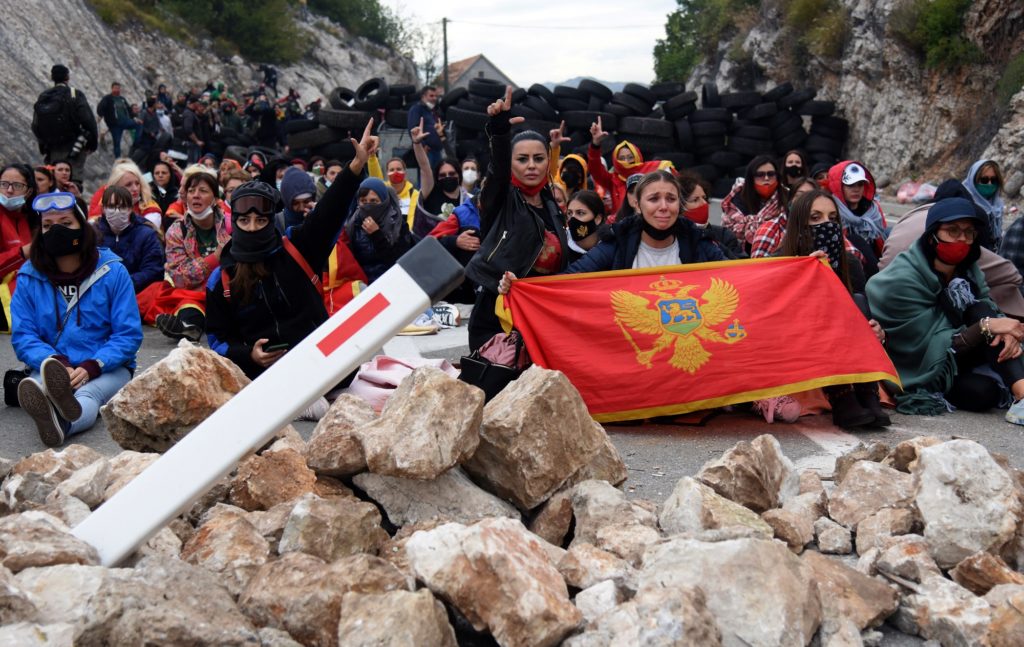 Πολεμικό σκηνικό κατά την ενθρόνιση του νέου Μητροπολίτη Μαυροβουνίου (video)
