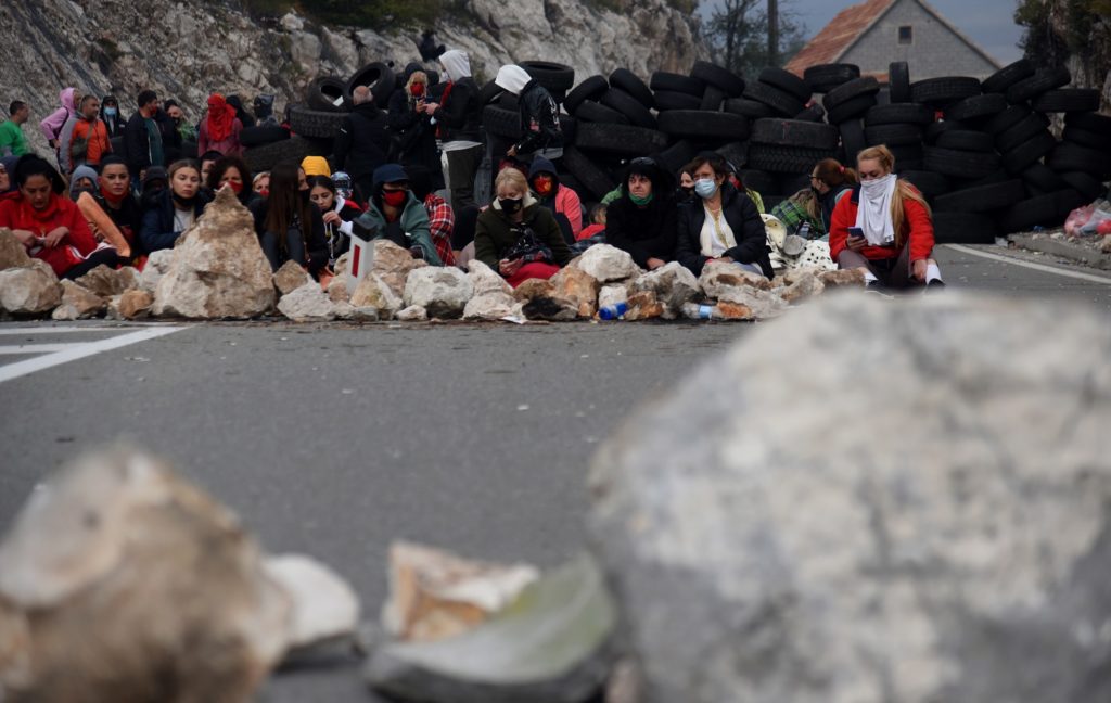 Πολεμικό σκηνικό κατά την ενθρόνιση του νέου Μητροπολίτη Μαυροβουνίου (video)