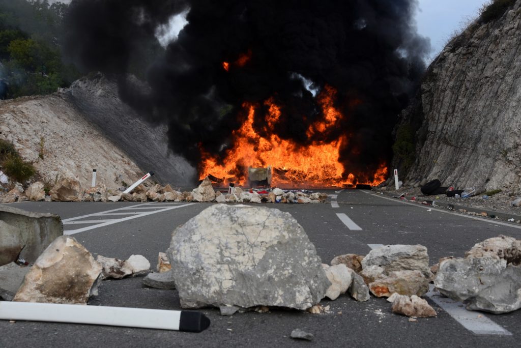 Πολεμικό σκηνικό κατά την ενθρόνιση του νέου Μητροπολίτη Μαυροβουνίου (video)