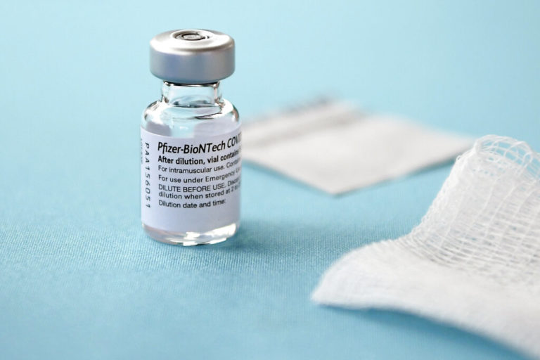Εμβολιασμένοι Vs αντιεμβολιαστές: Δύο ειδικοί εξηγούν γιατί προκαλούνται διενέξεις μεταξύ τους (video)