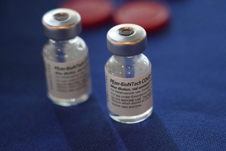 ΗΠΑ: Εγκρίθηκε η χορήγηση 3ης δόσης του εμβολίου των Pfizer/BioNTech στους άνω των 65 ετών και σε ομάδες «υψηλού κινδύνου»