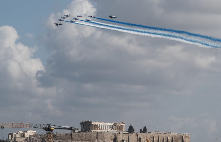 Πάνω από την Ακρόπολη τα Rafale – Σχημάτισαν τα ελληνικά χρώματα (video)