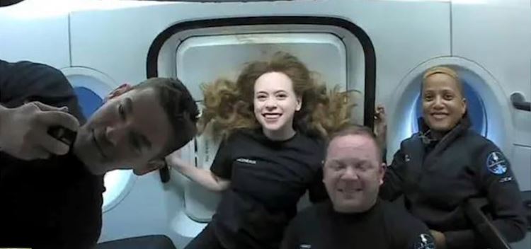 SpaceX: Επέστρεψε το σκάφος με τους τέσσερις πρώτους τουρίστες του διαστήματος (video)