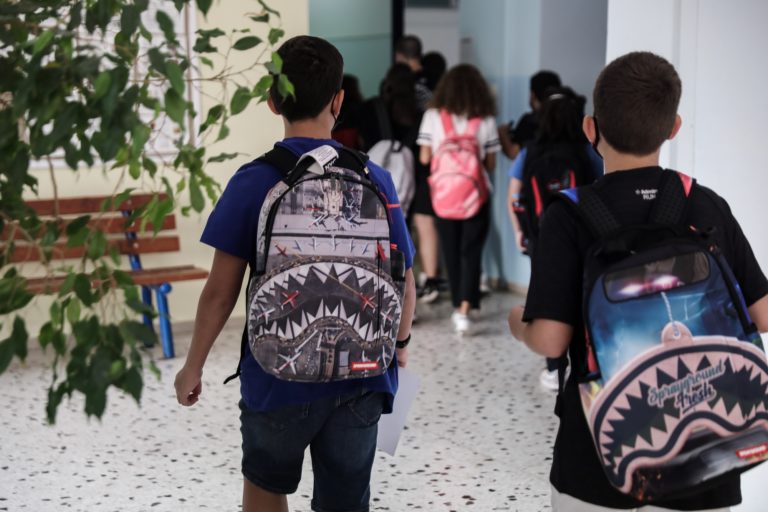Άμεση πρόσληψη 2.500 αναπληρωτών στα σχολεία  – ΣΥΡΙΖΑ: Να αναιρεθούν οι συγχωνεύσεις