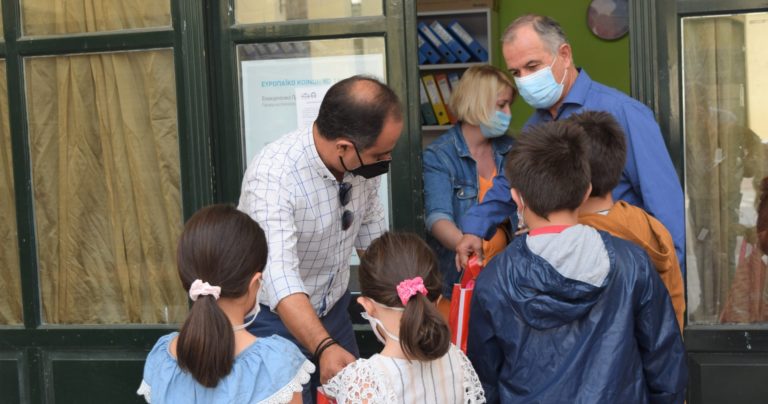 Σχολικά είδη διανεμήθηκαν σε μαθητές από το Κοινωνικό Παντοπωλείο του Δήμου Καρδίτσας