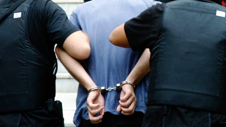 Ζάκυνθος: Επεισοδιακή σύλληψη φυγόποινου – Δάγκωσε αστυνομικό