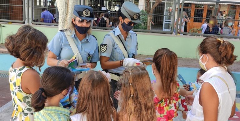 Ενημερωτικά φυλλάδια διένειμαν τροχονόμοι σε γονείς και μαθητές δημοτικών σχολείων στη Κρήτη