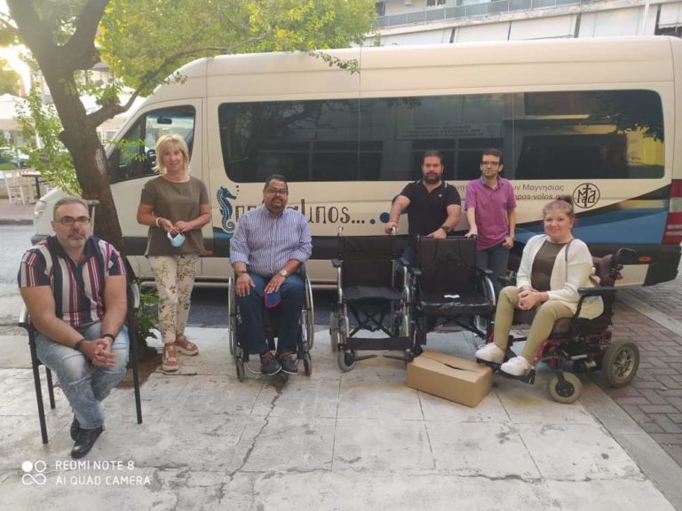 Δύο αναπηρικά αμαξίδια παραδόθηκαν στο δήμο Ρ. Φεραίου